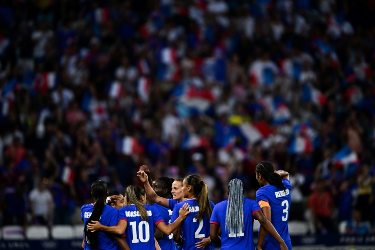 Des joueuses de l'équipe de France féminine de football célèbrent un but contre la Colombie lors du tournoi olympique, le 25 juillet 2024 à Lyon