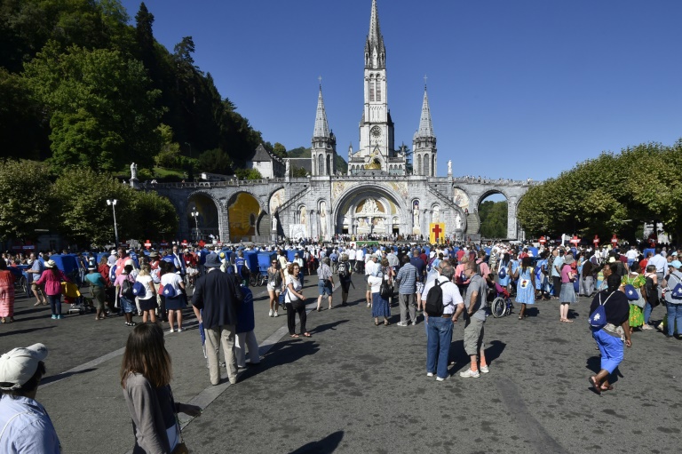 Au lendemain de la publication d'un rapport accusant l'Abbé Pierre d'agressions sexuelles, les pèlerins présents au sanctuaire de Lourdes sont partagés entre incompréhension, déni et colère