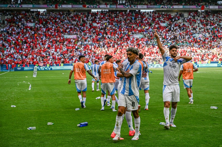 Des bouteilles d'eau et des gobelets jetés sur les joueurs de football argentins lors du match contre le Maroc, le 24 juillet 2024 à Saint-Etienne