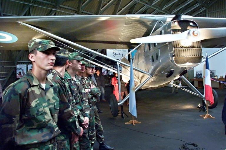 Des aviateurs argentins devant le Latécoère 25 de l'écrivain et pilote Antoine de Saint-Exupéry à Buenos Aires le 17 avril 2000