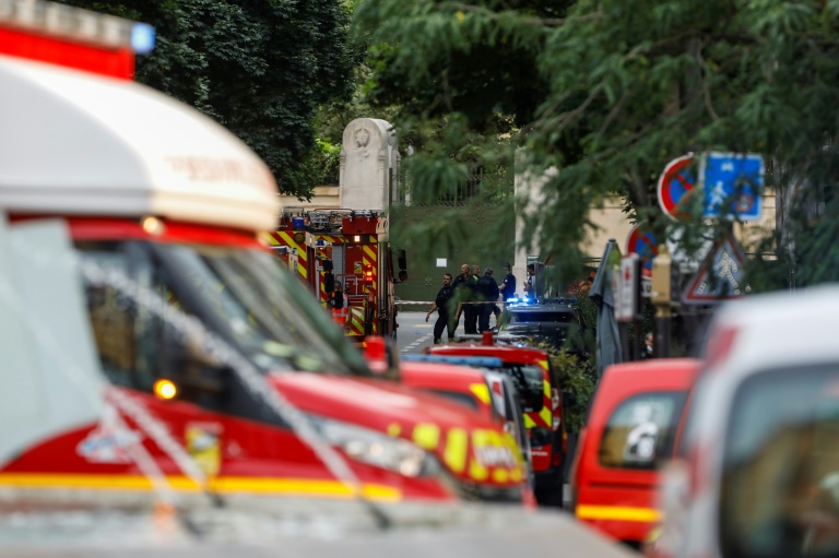 Des policiers et véhicules de secours près du lieu où un automobiliste a foncé sur la terrasse d'un café à Paris, le 17 juillet 2024