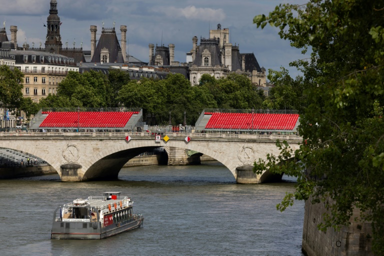 Des tribunes en cours d'installation sur le parcours de la prochaine cérémonie d'ouverture des Jeux olympiques Paris, le 10 juillet 2024