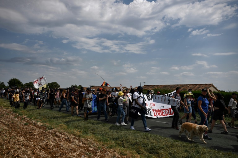 Manifestation contre la construction d'un réservoir d'eau géant (méga-bassine) près de Migne-Auxances, le 19 juillet 2024 dans la Vienne