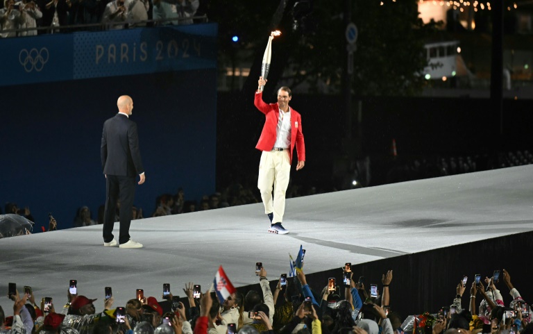 Le footballeur français Zinedine Zidane (g) et le joueur de tennis espagnol Raphael Nadal (d) lors de la cérémonie d'ouverture des Jeux olympiques de Paris, le 26 juillet 2024