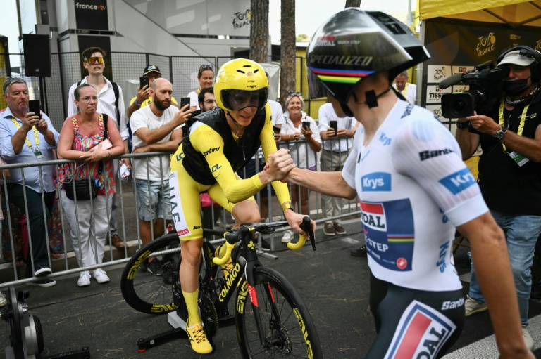 Le coureur slovène Tadej Pogacar (à gauche)et le Belge Remco Evenepoel (à droite) avant la 21e et dernière étape du Tour de France, le 21 juillet à Monaco