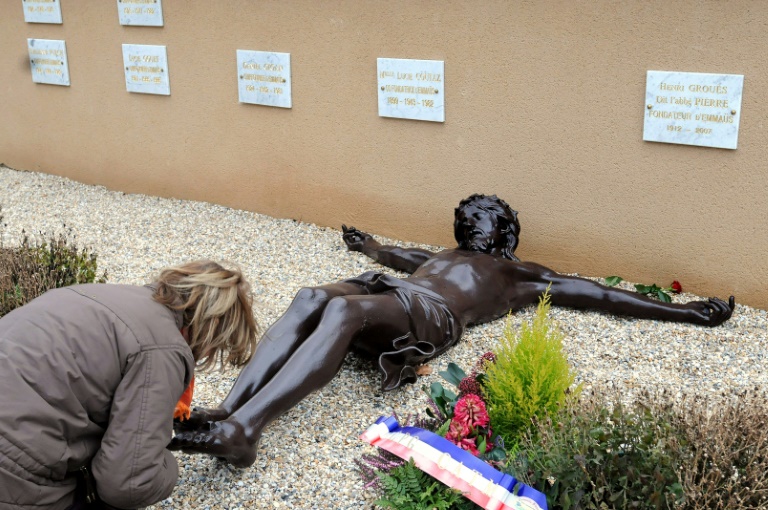 Une personne se recueille sur la tombe de l'abbé Pierre à Esteville en Seine-Maritime le 14 janvier 2008