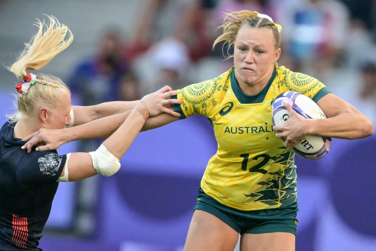 L'Australienne Maddison Levi (à droite) et la Britannique Heather Cowell (à gauche) lors des JO-2024 Stade de France le 28 juillet 2024