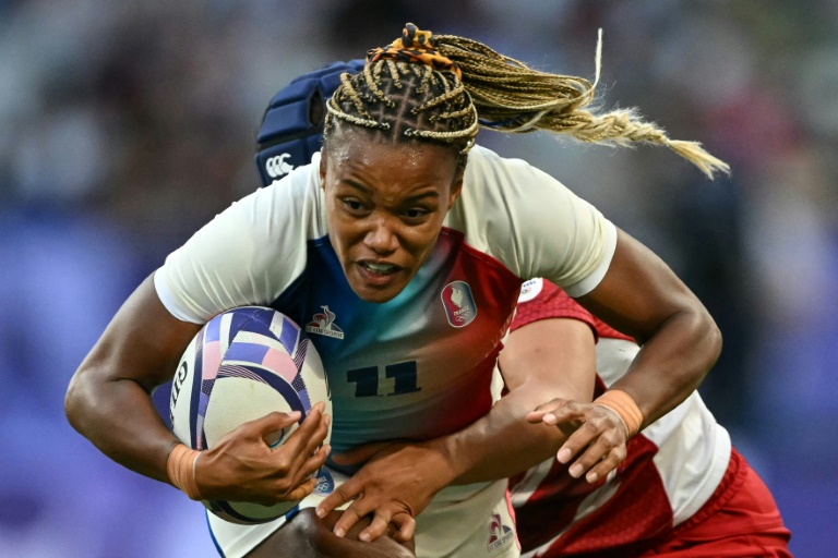 La Française Ian Jason est plaquée par la Japonaise Chiaki Saegusa lors du match de poule entre la France et le Japon au Stade de France le 28 juillet 2024