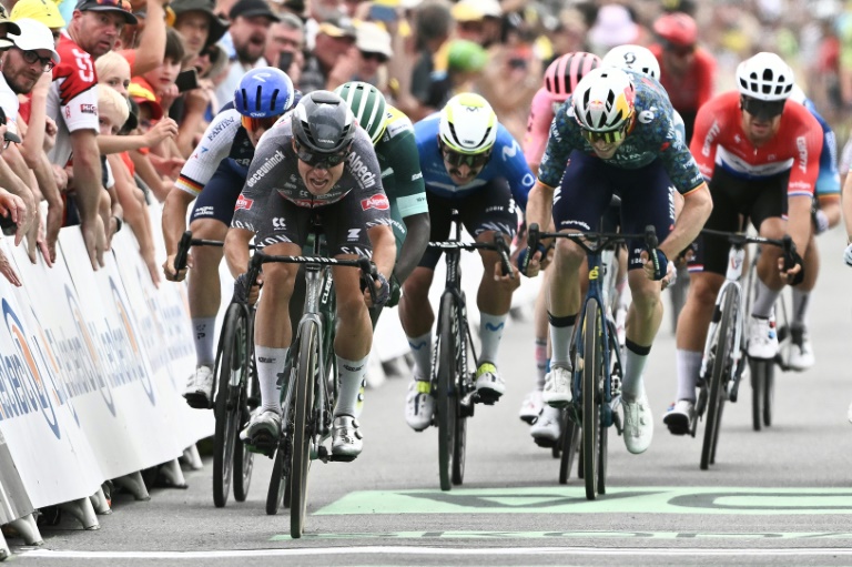 Le Belge de la formation Alpecin-Deceuninck Jasper Philipsen s'impose sur la 10e étape du Tour de France, à Saint-Amand-Montrond, en France, le 9 juillet 2024