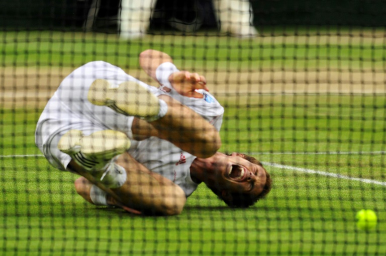 Le Britannique Andy Murray chute sur le gazon de Wimbledon, le 8 juillet 2012 à Londres. Il a été contraint de renoncer à l'édition 2024