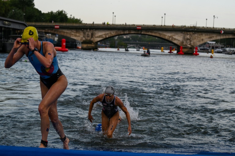 Les triathlètes sortent de l'eau après l'épreuve de natation dans la Seine aux JO-2024, le 31 juillet 2024 à Paris