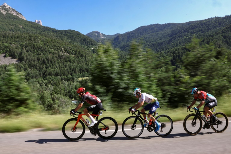 Le coureur français Matteo Vercher (au centre) durant une échappée lors de la 18e étape du Tour de France, entre Gap et Barcelonnette, le 18 juillet 2024