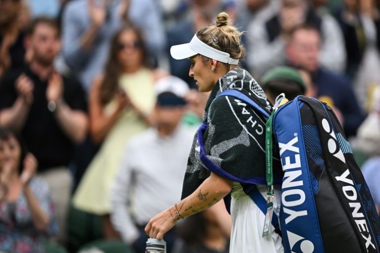 La tenante du titre tchèque Marketa Vondrousova quitte le court de Wimbledon après sa défaite au premier tour, le 2 juillet 2024 à Londres