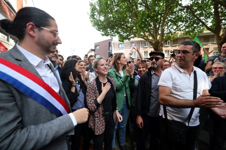 La candidate de la gauche pour Matignon, Lucie Castets (C) lors d'un déplacement à Lille, le 27 juillet 2024