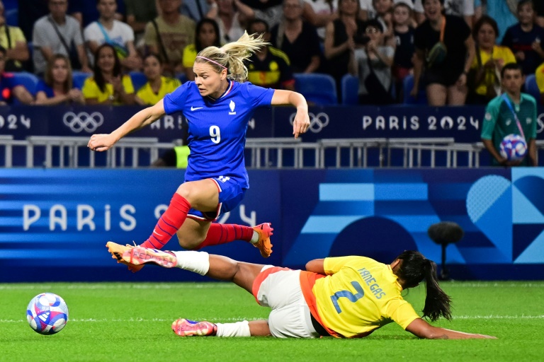 L'attaquante française Eugénie Le Sommer passe la Colombienne Manuela Vanegas, le 25 juillet 2024 à Lyon