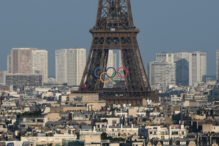 Les anneaux olympiques sont exposés sur la tour Eiffel, le 20 juillet 2024 à Paris