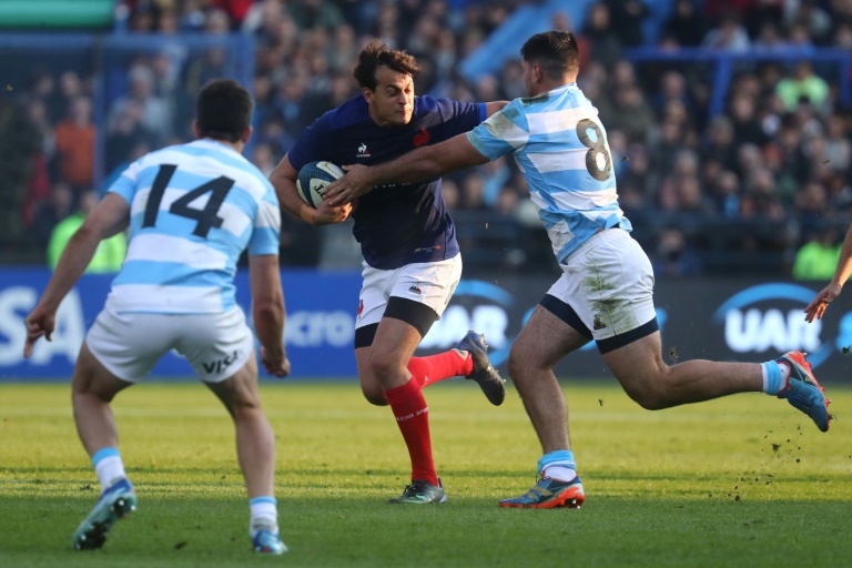 Le centre français Antoine Frisch (c) à la lutte avec le 3e ligne argentin Joaquin Oviedo (d), le 13 juillet 2024 à Buenos Aires