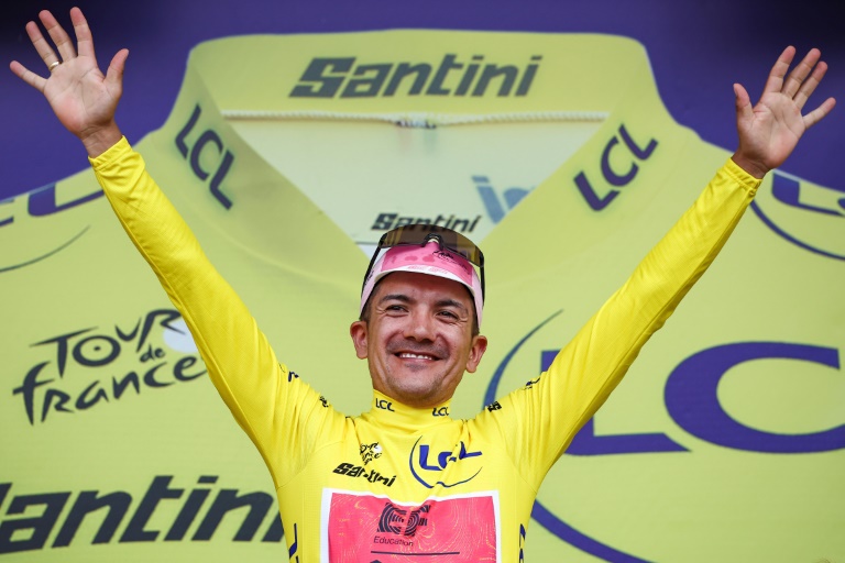 Le coureur équatorien Richard Carapaz avec le maillot jaune après la 3e étape du Tour de France, à Turin, le 1er juillet 2024