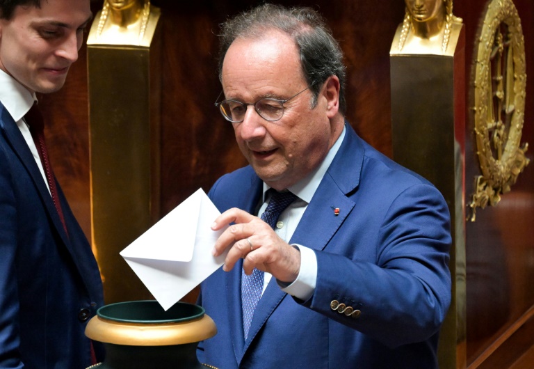 François Hollande vote pour l'élection du président de l'Assemblée nationale, le 18 juillet 2024 à Paris