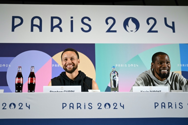 Stephen Curry (C) et Kevin Durant (D) lors d'une conférence de presse à Paris, le 25 juillet 2024, avant le début des JO