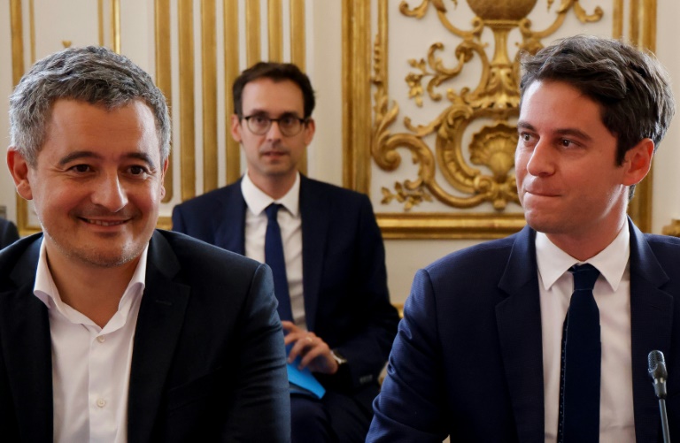 Le Premier ministre Gabriel Attal et le ministre de l'Intérieur Gérald Darmanin lors d'une réunion des membres du gouvernement démissionnaire à Matignon, le 31 juillet 2024