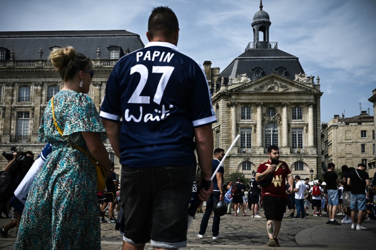 Des supporters des Girondins de Bordeaux manifestent devant le tribunal de commerce de Bordeaux, le 30 juillet 2024