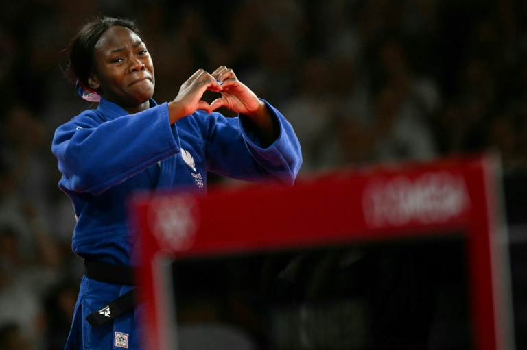 La judokate française Clarisse Agbégnénou après sa victoire pour la médaille de bronze face à l'Autrichienne Lubjana Piovesana en -63kg aux Jeux olympiques à l'Arena Champ-de-Mars de Paris le 30 juillet 2024