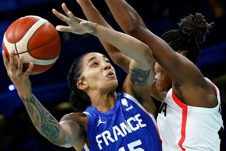 L'ailière de l'équipe de France de basket Gabby Williams face à la Canadienne Kayla Alexander lors de la victoire de la France en phase de groupes du tournoi des Jeux olympiques au stade Pierre-Mauroy de Villeneuve-d'Ascq, France, le 29 juillet 2024