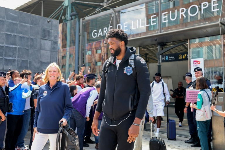 Joel Embiid (C) à son arrivée à Lille, avant le début des JO, le 24 juillet 2024