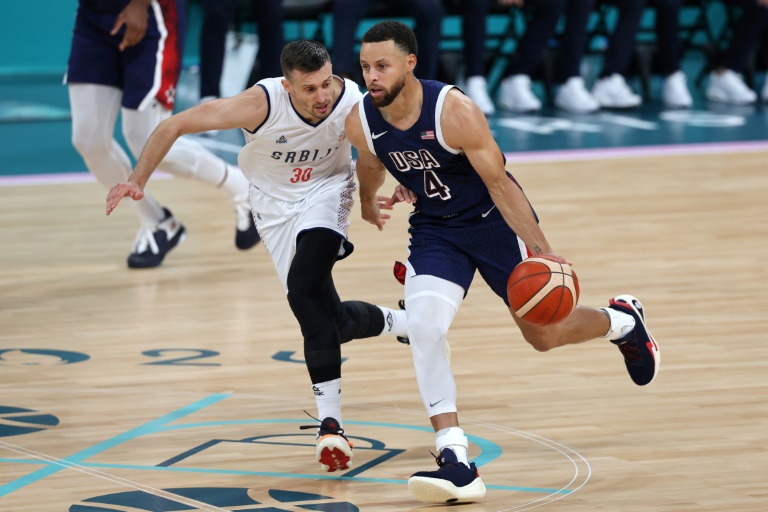 Stephen Curry, le meneur de Team USA, contre la Serbie en match de poules des Jeux olympiques le 28 juillet 2024 à Villeneuve-d'Ascq