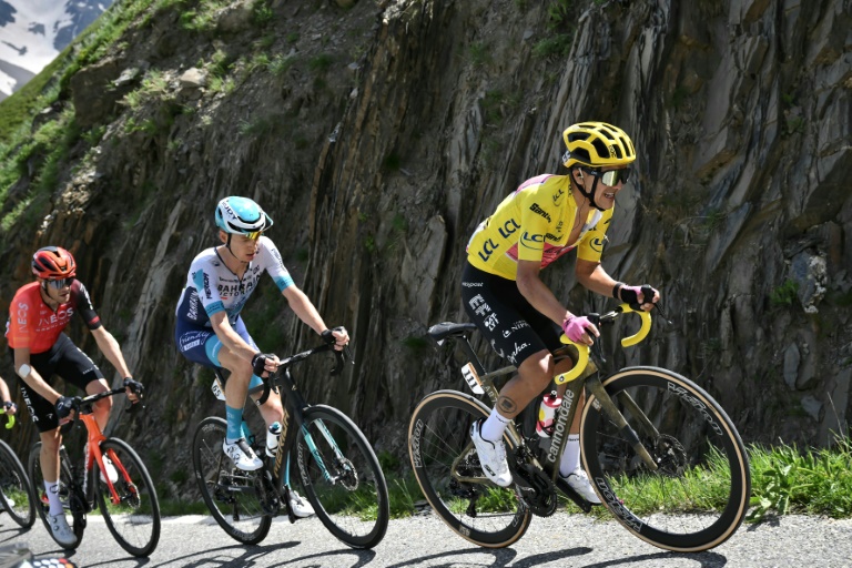L'Équatorien de la formation EF Education - EasyPost Richard Carapaz vêtu du maillot jaune dans l'ascension du Galibier, lors de la 4e étape du Tour de France entre Pinerolo en Italie et Valloire en France, le 2 juillet 2024