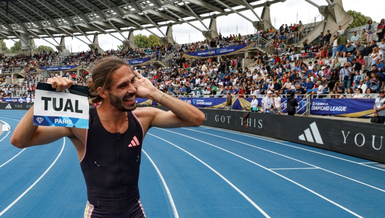 L'athlète français Gabriel Tual pose après avoir battu le record de France du 800 m lors du meeting de Paris au stade Charléty de Paris le 7 juillet 2024