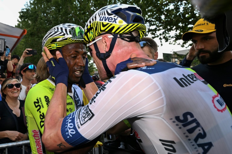 Le coureur érythréen Biniam Girmay (à gauche) lors de sa victoire sur la 3e étape du Tour de France, à Turin, le 1er juillet 2024
