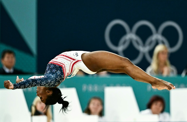 La gymnaste Simone Biles lors de l'exercice au sol du concours général par équipes remporté par les Américains aux Jeux olympiques de Paris à l'Arena Bercy le 30 juillet 2024