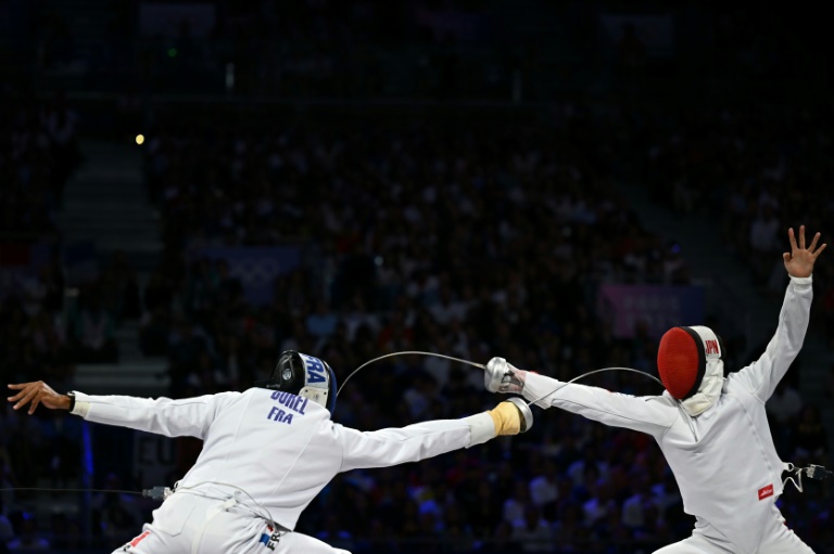 Le Français Yannick Borel (à gauche) et le Japonais Koki Kano (à droite) en finale de l'épée aux JO-2024 au Grand Palais le 28 juillet 2024 à Paris