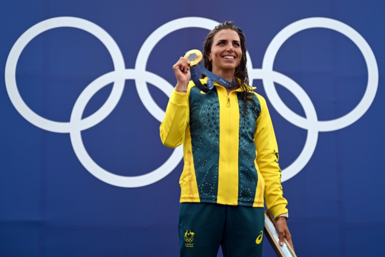 L'Australienne Jessica Fox sur le podium de l'épreuve de kayak des JO-2024 le 28 juillet 2024 à  Vaires-sur-Marne