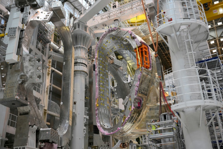 Des ingénieurs travaillent sur un module en cours d'assemblage dans le cadre du projet de réacteur expérimental international de fusion nucléaire Iter à Saint-Paul-les-Durance, dans le sud de la France, le 5 janvier 2023
