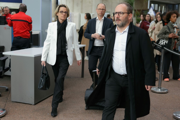 L'ex-maire de Canteleu Mélanie Boulanger arrive au tribunal avec son avocat, Me  Arnaud de Saint-Rémy (d), le 27 mai 2024 à Bobigny, en Seine-Saint-Denis