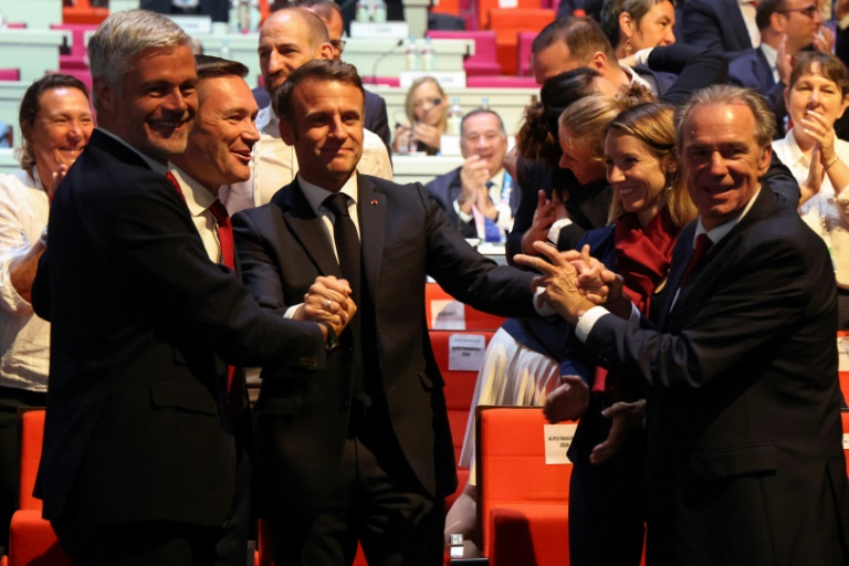 Le président Emmanuel Macron (au centre) avec les dirigeants des régions alpestres ravis de l'attribution des Jeux d'hiver de 2030 à la France, le 24 juillet 2024 à Paris