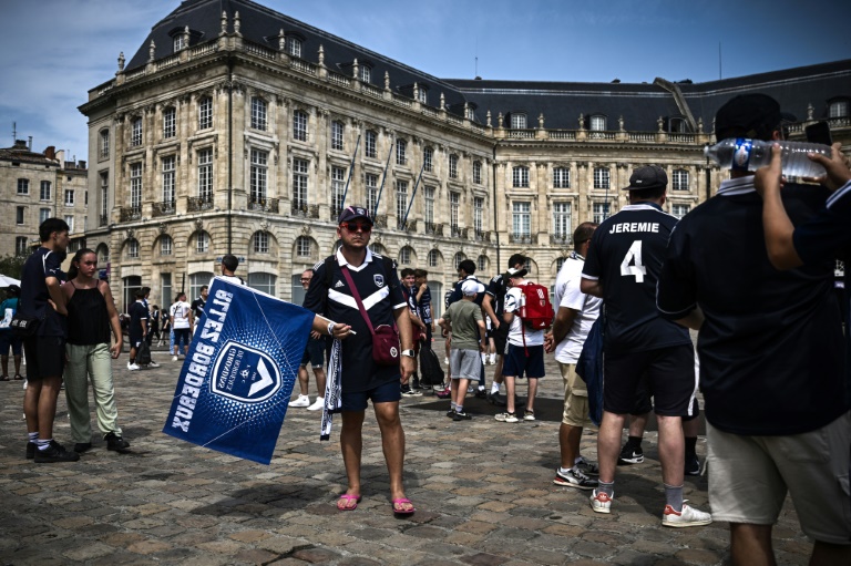 Des supporters des Girondins de Bordeaux manifestent devant le tribunal de commerce de Bordeaux, le 30 juillet 2024