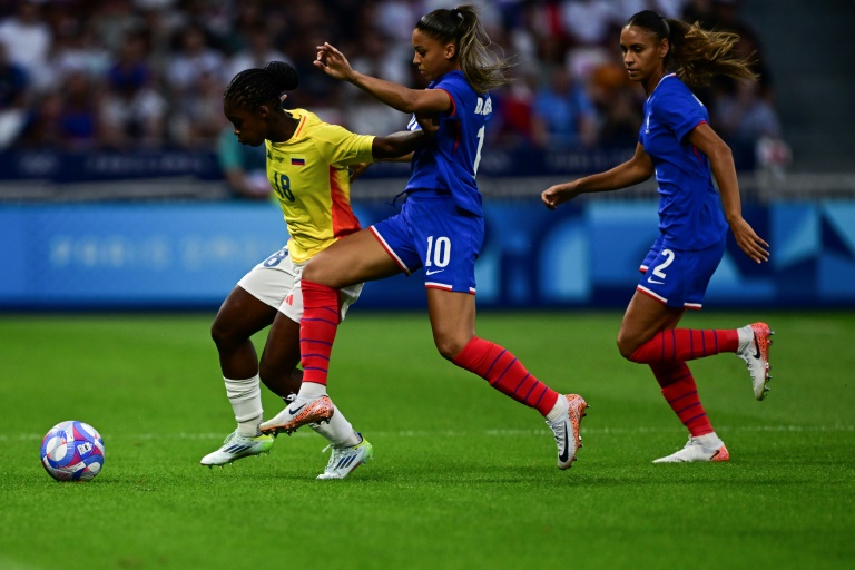 La Colombienne Linda Caicedo (g) devance les Françaises Delphine Cascarino (c) et Maëlle Lakrar (d), le 25 juillet 2024 à Lyon