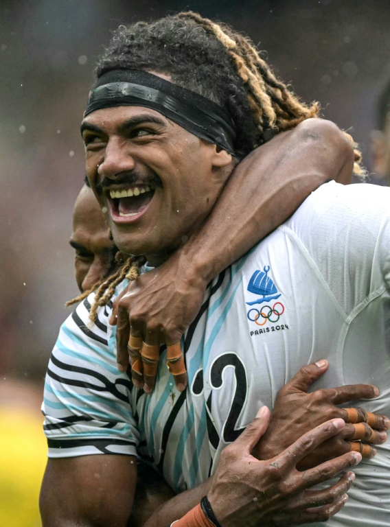 Le joueur fidjien Selesitino Ravutaumada (à droite) lors de la demi-finale du tournoi de rugby à VII des Jeux olympiques à Paris le 27 juillet 2024.