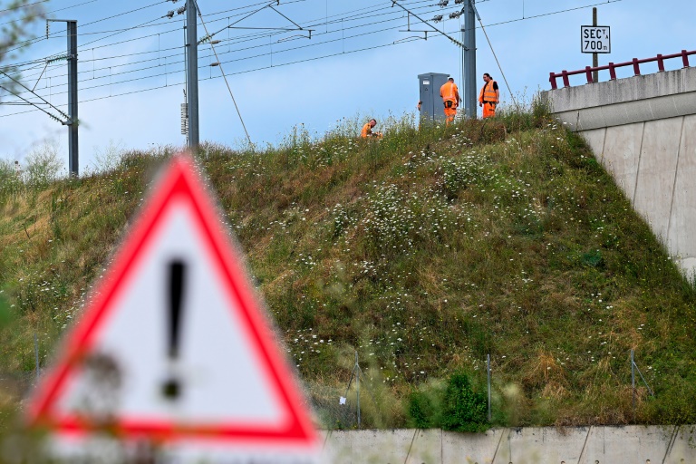 Des agents de la SNCF sur les lieux d'un sabotage présumé à Vandieres, dans le nord-est de la France, le 26 juillet 2024