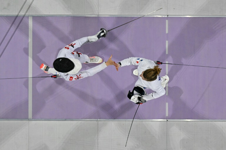 La française Auriane Mallo-Breton (à droite) et la Hongkongaise Vivian Kong Man Wai en finale de l'épée aux JO-2024, le 27 juillet 2024 à Paris