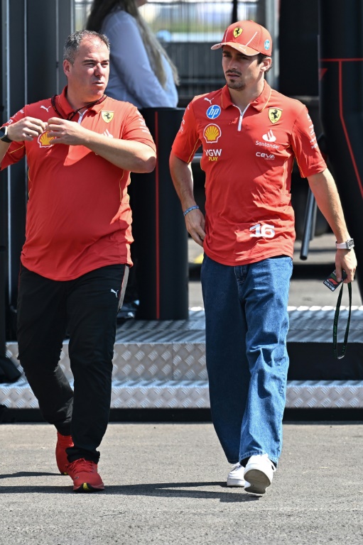 Le pilote de Formule 1 Charles Leclerc (Ferrari, à droite) arrive sur le circuit du Hungaroring avant le Grand Prix de Hongrie le 18 juillet 2024.