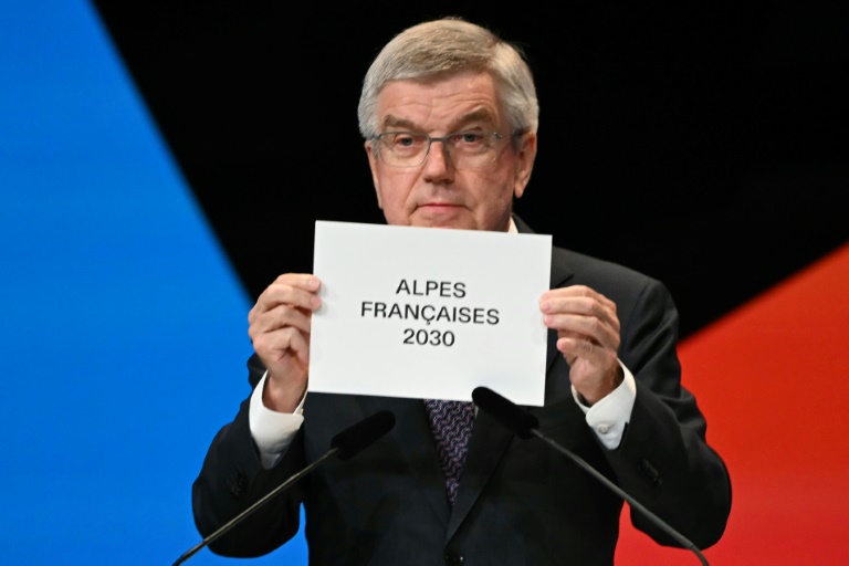 Le patron du Comité international olympique (CIO) Thomas Bach annonce l'hôte des Jeux d'hiver 2030, lors d'une réunion de l'instance à Paris le 24 juillet 2024