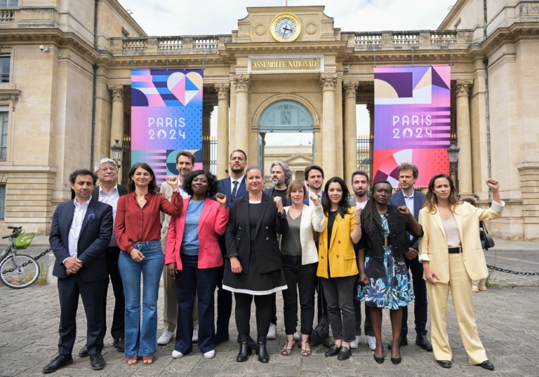 Photo de famille des députés élus Nouveau Front populaire à leur arrivée à l'Assemblée nationale pour la journée d'accueil, le 1er juillet 2024 à Paris