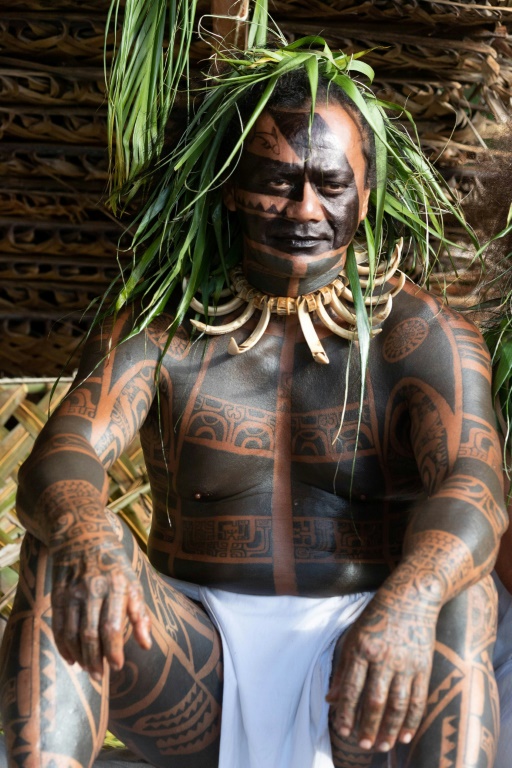 Un participant couvert de tatouages traditionnels lors d'une cérémonie sur le site archéologique d'Upeke, sur Hiva Oa, la deuxième plus grande île de l'archipel polynésien des Marquises, le 26 juillet 2021