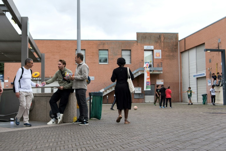 Des militants du Nouveau Front populaire distribuent des tracts près d'une station de métro dans un quartier populaire de Toulouse, le 2 juillet 2024 en Haute-Garonne