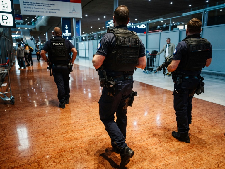 Patrouille de police au terminal 2E de l'aéroport de Roissy-Charles de Gaulle, le 3 juillet 2024